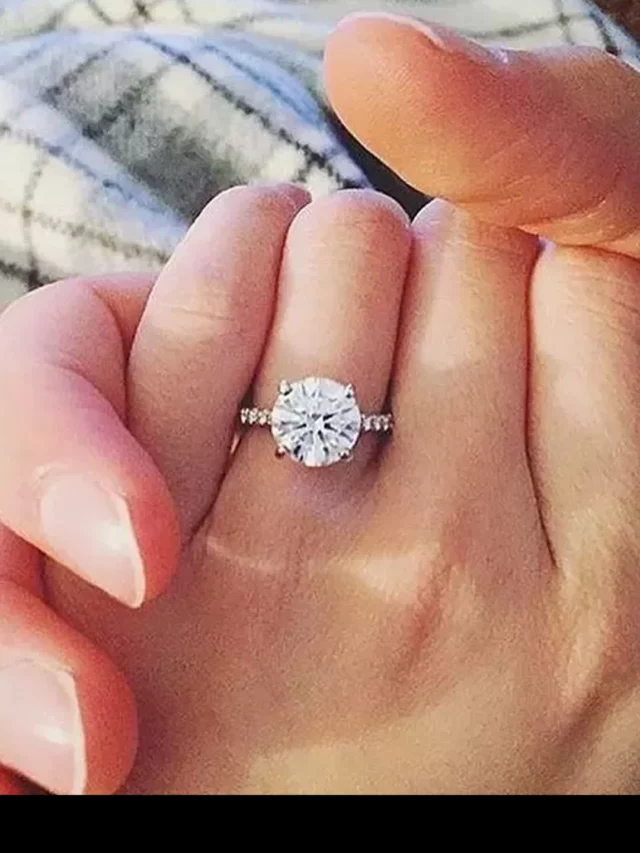 woman wearing a wedding ring